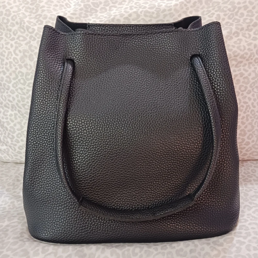 Vegan pebbled leather bucket bag and pouch NWOT - Picture 4 of 9